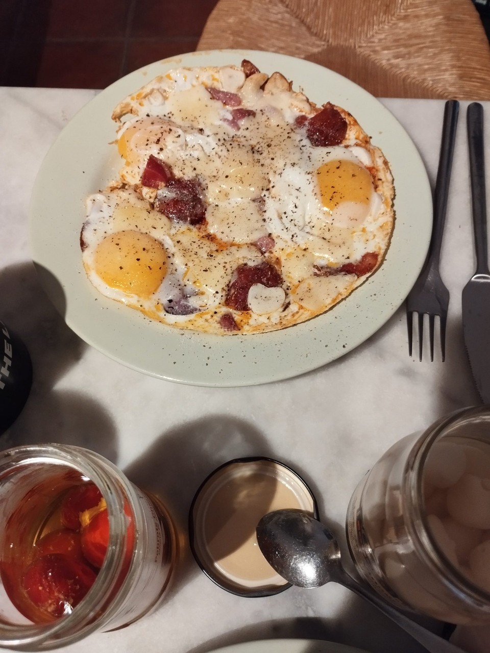 Frankreich - Avignon - Und weil wir heute mal eine Küche haben, haben wir diese auch gleich benutzt, Blacky hat uns Ham and Eggs gemacht.....