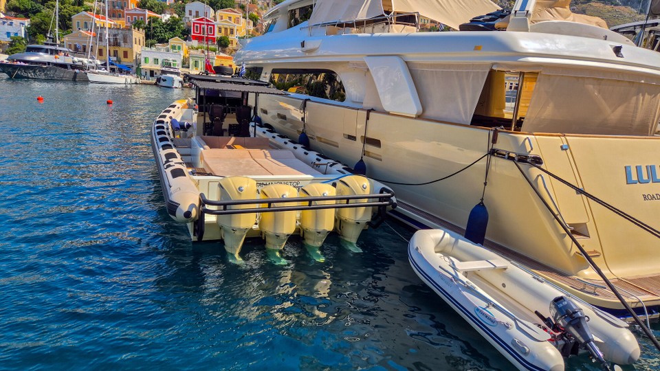 Griechenland - Symi - Also in etwa so eins. Mit vier (!) Außenbordern mit mindestens je 250 PS.