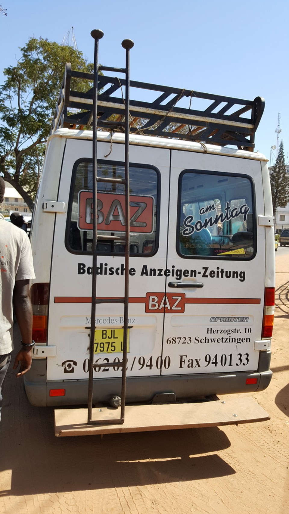 Gambia - Banjul - Nach langem Einkaufen und harten Verhandlungen ging es natürlich mit dem Sammeltaxi der BAZ weiter nach Banjul....