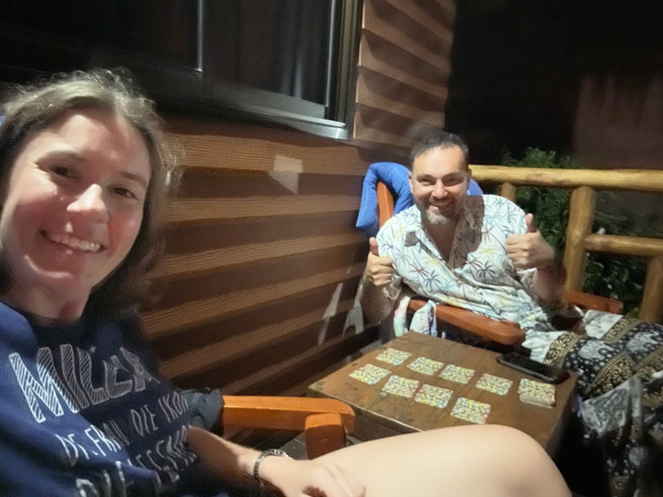 Thailand -  - Cabo ist ein Kartenspiel, was wir in jedem Urlaub spielen. Wir sind mittlerweile Profis, sodass die Partien sich endlos ziehen. Gewonnen haben heute beide je einmal 