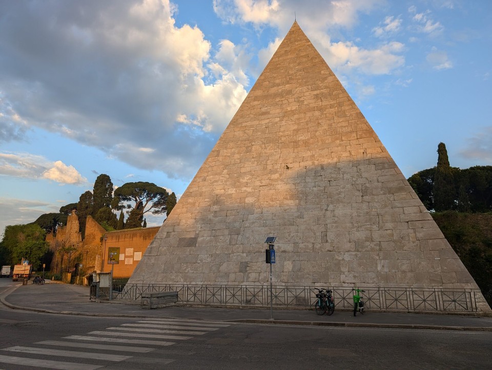 Italien - Rom - Nach der Eroberung Ägyptens kamen ägyptische Bräuche in Rom in Mode. Diese Pyramide wurde 12 v.Chr. erbaut und ist die einzige, die nicht für andere Bauwerke wie dem Petersdom abgetragen wurde.