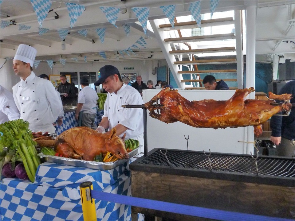  -  - Spanferkel beim bayrischen Frühschoppen 