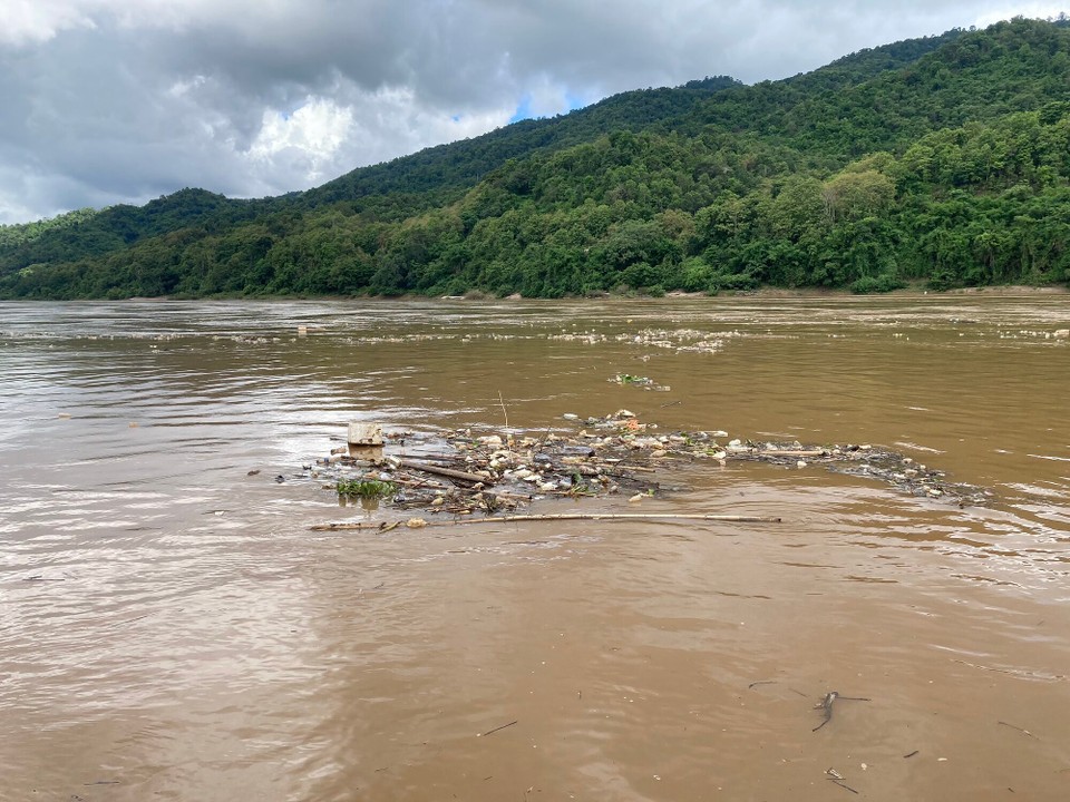 Laos - Pakbeng - So viel Müll 😳 leider sehen wir die Laoten auch das Plastik direkt vom Boot in den Fluss werfen… ich stelle eine Tüte bereit und schon landet es nicht mehr im Fluss, zumindest nicht neben mir!