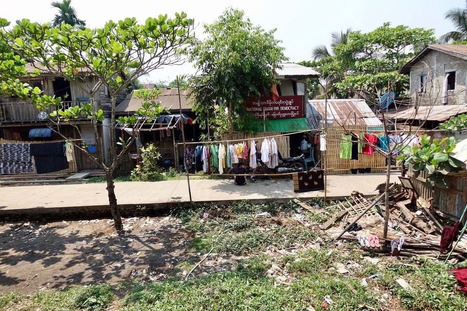Myanmar (Burma) - Yangon - Lokalbefolkningen langs togruta