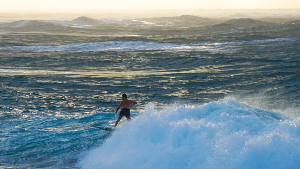 USA - Honolulu - Surfer am Strand.