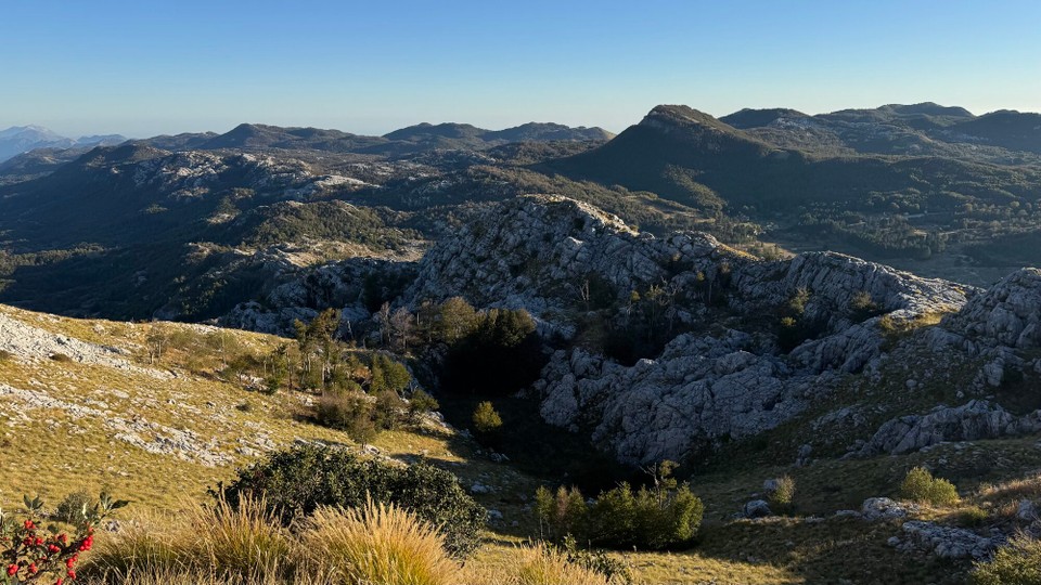 Montenegro - Cetinje - Von Kotor aus wagen wir den nächsten Versuch den Berg zu erklimmen, natürlich nicht zu Fuß sondern mit unserem Bergeselchen.Von Kotor schlängelt sich die berühmte Serpentinenstraße in engen Haarnadelkurven in die Höhe. Auf der rund einstündigen Autofahrt überwinden wir rund 1.500 Höhenmeter.