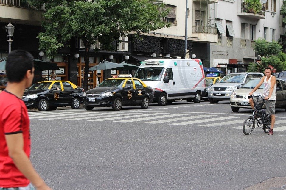 Argentinien - unbekannt - Dieser Krankenwagen stand mit heulenden Sirenen geschlagene 3 Minuten da, ohne dass das Taxi anstalten machen würde, sich vor ihm zu bewegen...ich werd mal nachforschen, was man hier in Argentinien so alles für seinen Führerschein braucht. =p