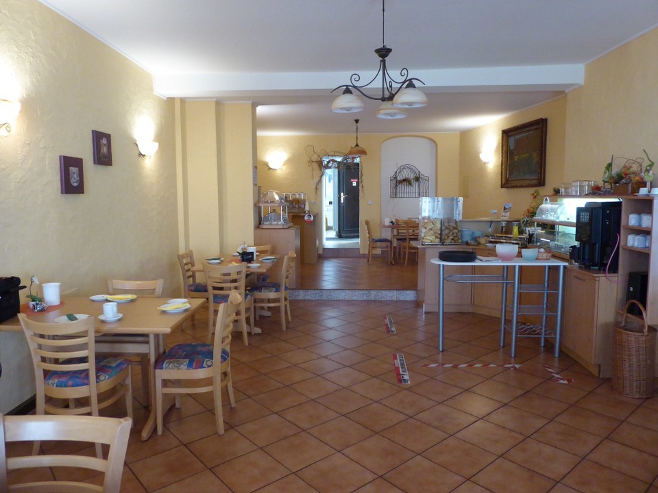 Deutschland - Riesa - Mit einem eher in sparsamen Design gehaltenen Frühstücksraum fing der Tag an . Das Buffet war aber prima und besonders die Kaffeemaschine hat er uns angetan.