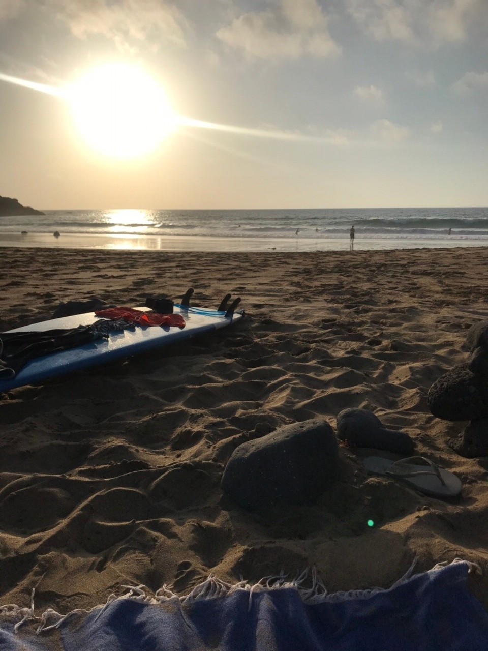 Spanien - La Oliva - Kristallklares Wasser, und noch so warm, dass Maike Boardshorts & Neoprenshirt gereicht haben. 