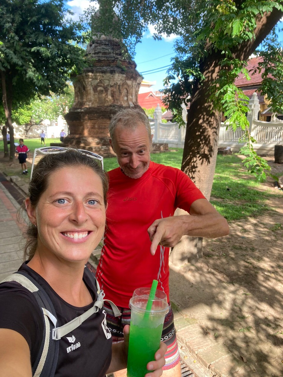 Thailand - Chiang Mai - René macht sich mal wieder lustig über mich und mein grünes Apfelwasser 😂