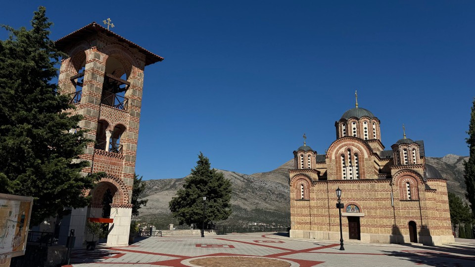 Montenegro - Cetinje - Weiter geht es zur Hercegovačka Gračanica, eine Kirche im byzantinischen Stil mit farbenfrohen Wandfresken und vergoldetem Altar, mit Stadt- und Bergblick.