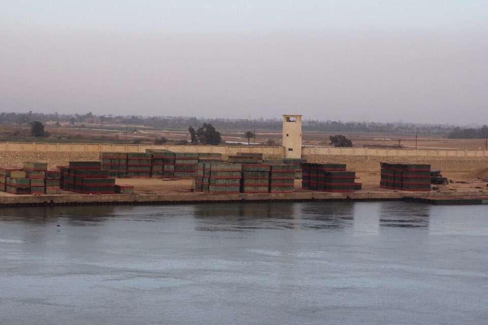 Ägypten - El-Ismailiya (Ismailia) - Überall lagern Pontons am Turm und der Mauer