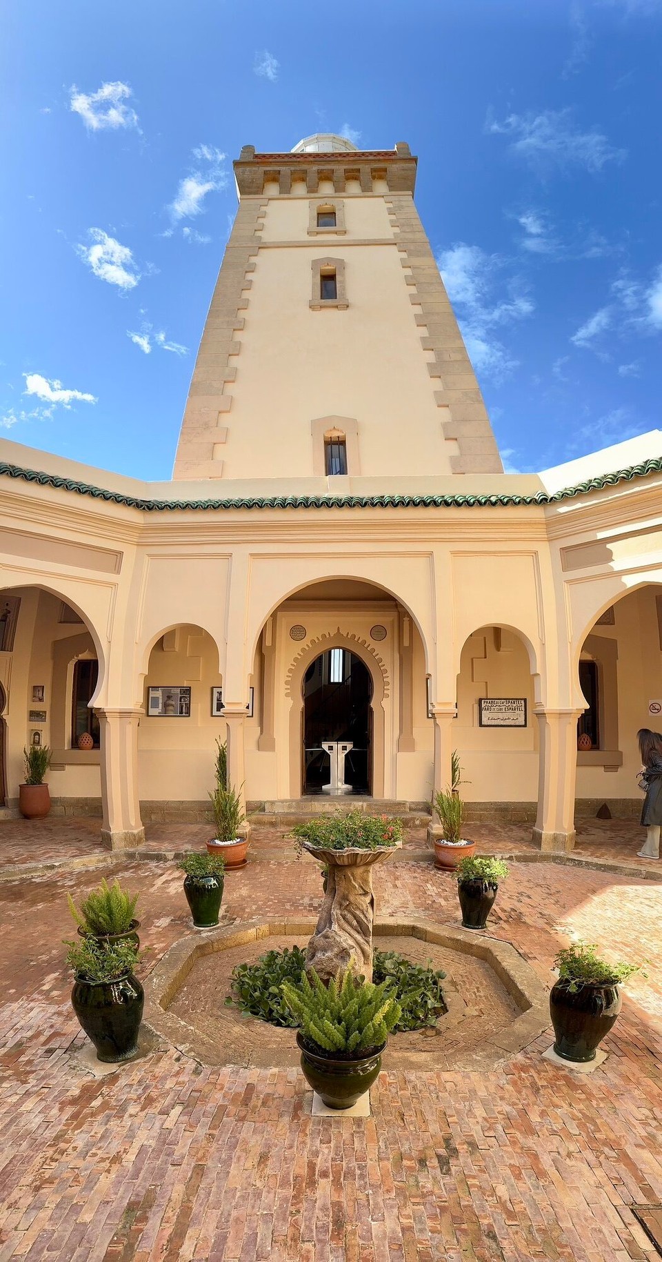 Marokko - Tangier - Der viereckige Leuchtturm wurde 1864 in Betrieb genommen. Als Kennung gibt er alle 20 Sekunden ein weißes Aufblitzen. Seine Reichweite beträgt etwa 30 nautische Meilen.