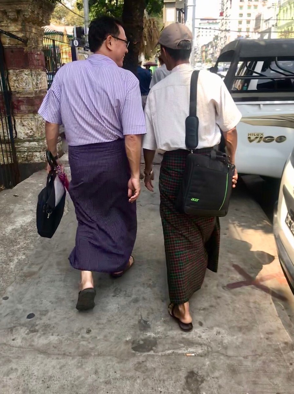 Myanmar (Burma) - Yangon - Alle går rundt i disse tradisjonelle skjørtene (også mennene) og flipflops, tror jeg kan telle på en hånd lokale som går i lukkede sko. 