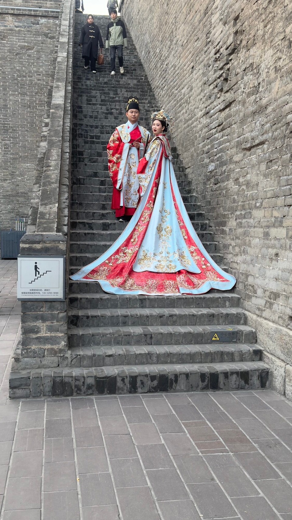 中国 - 西安市 - Hochzeitspaar an der Stadtmauer von Xian