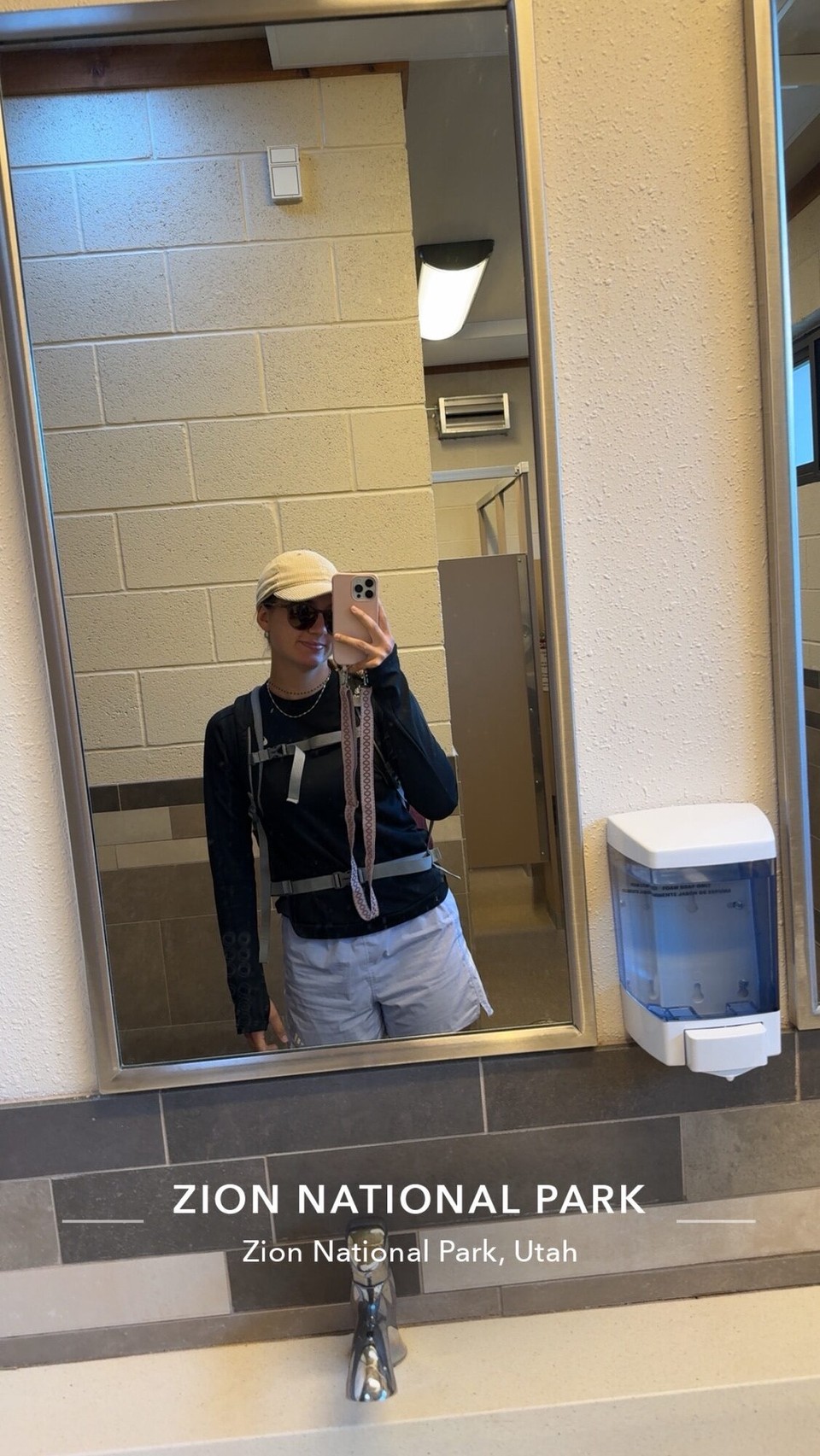 Vereinigte Staaten - Springdale - Höt Morge simmer extra gli los, dass mier no en Parkplatz im Nationalpark inne chönd ergatere. Usserhalb zahlt mer nämlich 20$ für en Tag parkiere und dinne esch es gratis.😅 
Mier hend Glück gha, es hed no gha aber nümm viel.🙈😅