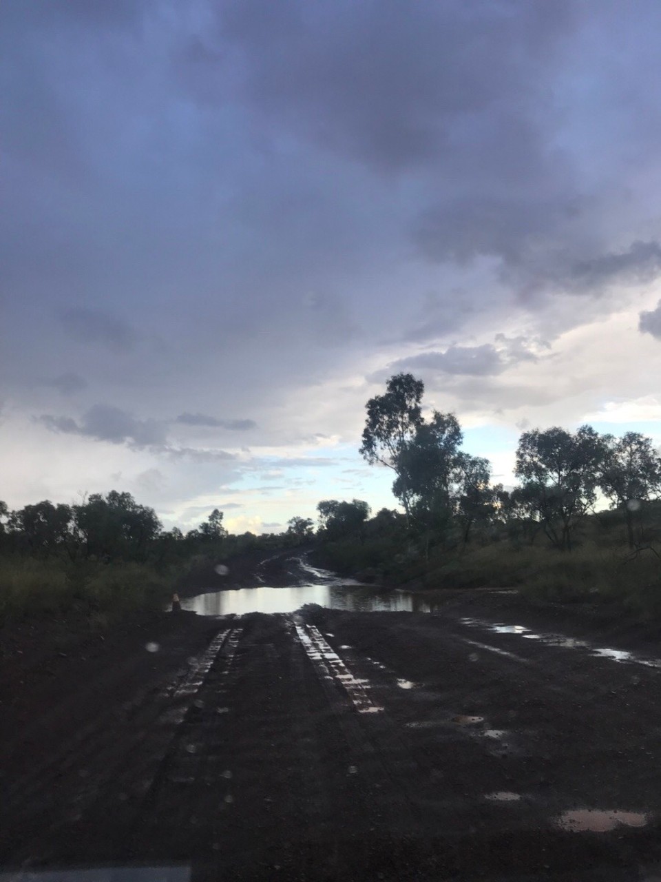 Australien -  - Willkommen im Karijini Nationalpark -> 
Unser Weg dahin war aufgrund des Regens „etwas“ erschwert. Unser Camper fiel fast auseinander... 🌧