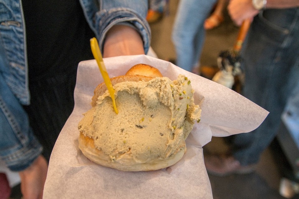 Italien - Palermo - gelato pistacchio con brioche