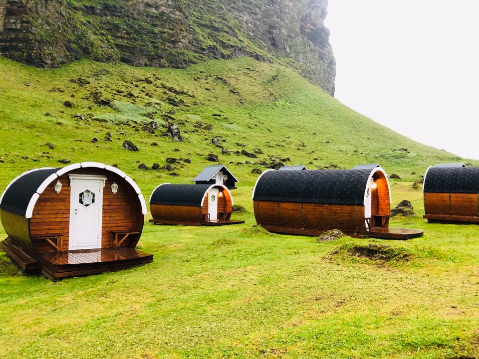 Island - Vestmannaeyjar - So. Ein paar Stunden später schau ich mich noch einmal etwas genauer um… diese lustigen Tonnen kann man mieten, wenn man ohne Camper hierher zum Glamping kommt. Müssen toll eingerichtet sein, die Häuschen…😍