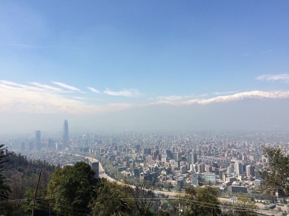 Chile - Santiago - Vom Hausberg aus erahnt man die Anden, die gewaltig aufragen, durch den Smog