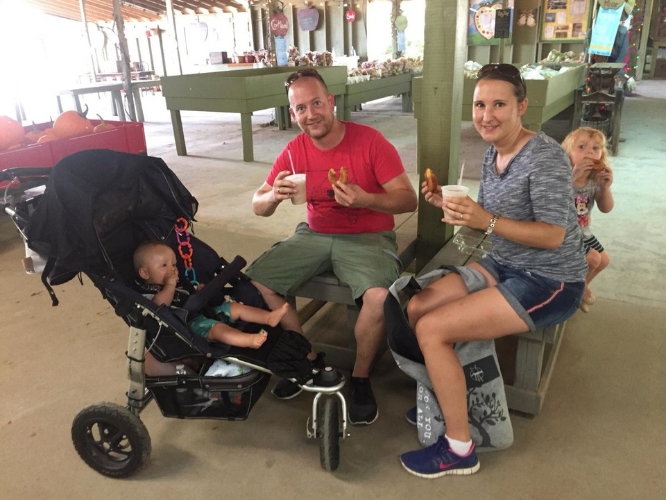 Vereinigte Staaten - Flat Rock - Apple cider slushy and famous fresh apple doughnuts 