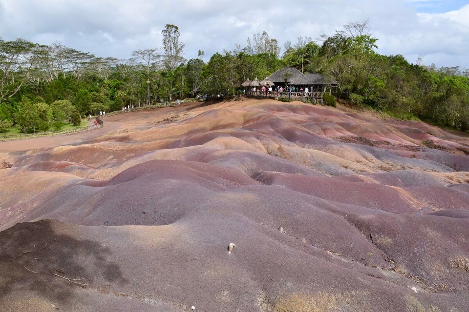 Mauritius -  - Weiter geht es zur „Siebenfarbigen Erde“
Der Hügel ist wahrscheinlich vulkanischen Ursprungs.
Eine Theorie besagt, dass sich dort Vulkanasche abgelagert hat, die bei unterschiedlichen Temperaturen abgekühlt ist und dadurch ihre jeweilige Farbe angenommen hat.