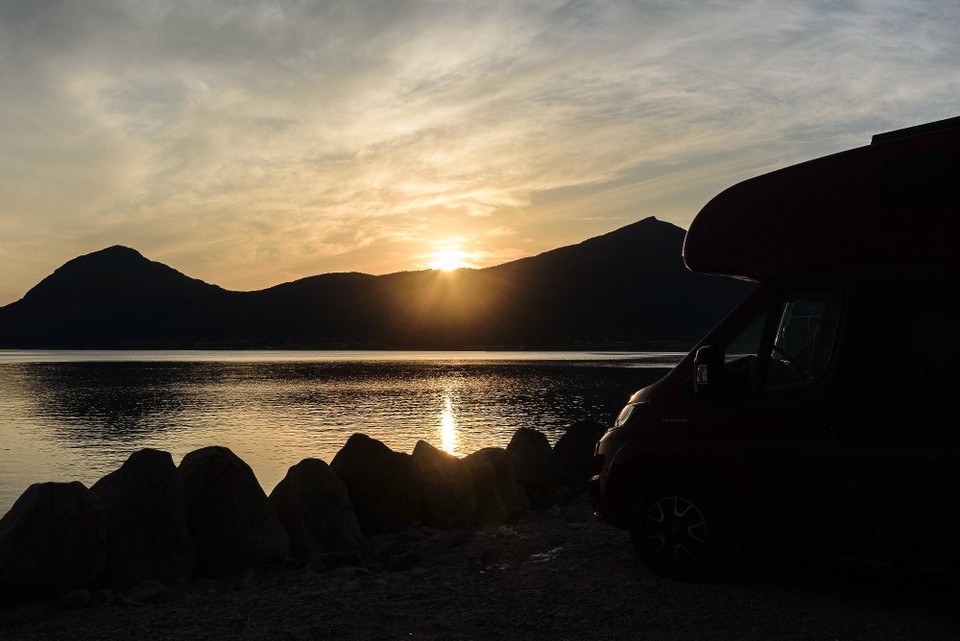 Norwegen - unbekannt - Sonnenuntergang am Rasteplass Reipå