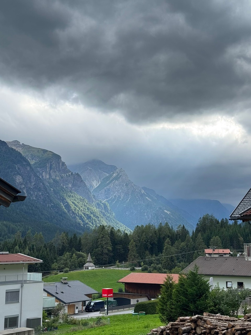 Österreich - Trins - Da kommt der Regen! 