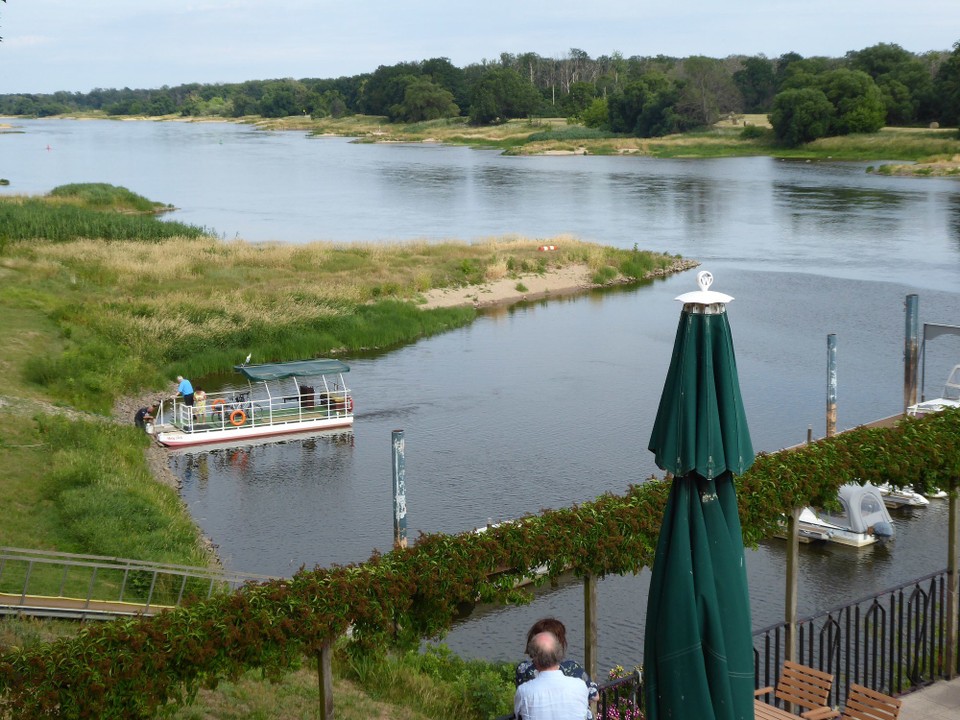 Deutschland - Dessau-Roßlau - Dieses, meine Damen und Herren, ist heute Abend der Blick aus meinem Hotelfenster. Ich war so sprachlos. Die Elbe wie sie schöner nicht sein könnte, direkt vor meinem Fenster.