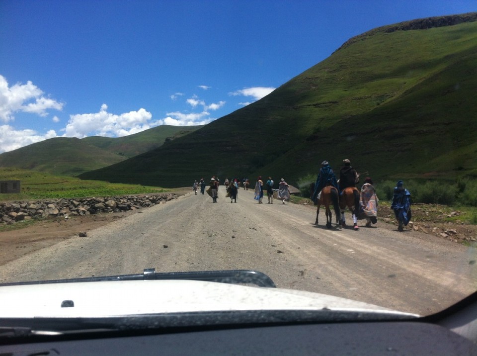 Lesotho - Maseru - Feiertag in Lesotho,..., man begibt sich mit der ganzen Family ins nächste größere Dorf.