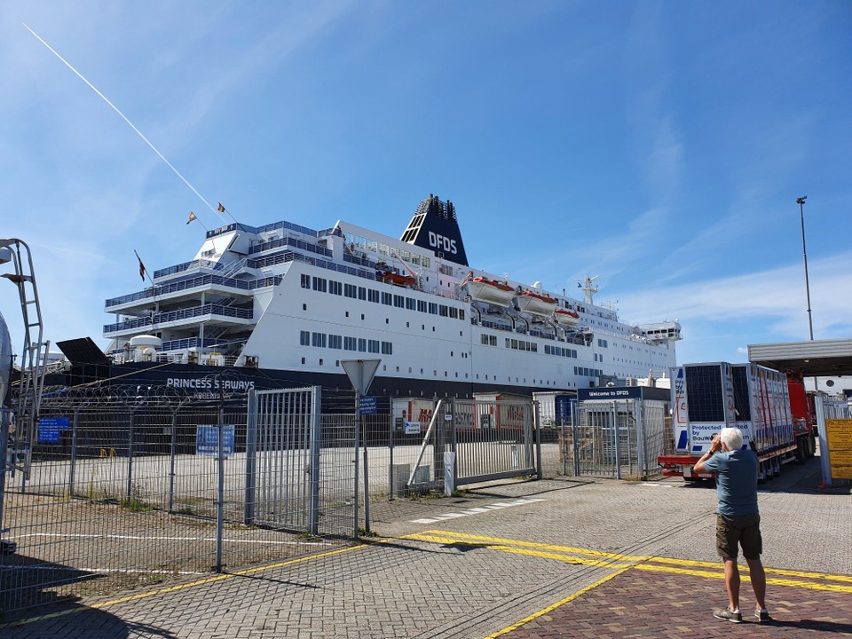 Niederlande - Amsterdam - Sie bringt uns auf die Insel.