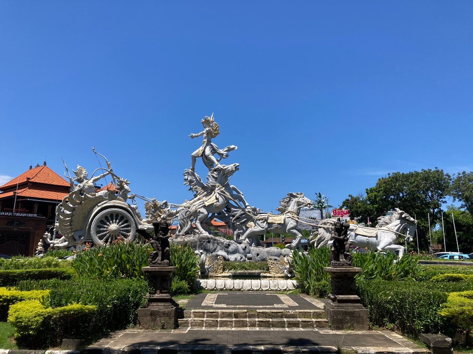 Indonesien - Kabupaten Badung - Auf zum Flughafen und nochmal nachfragen, ob es denn etwas neues gibt…