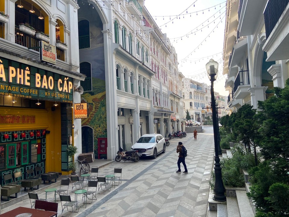 Vietnam - Sa Pa - This the a street just behind the Ng. Cầu Mây Street (tourist attraction). The streets are clean and building are pretty. 