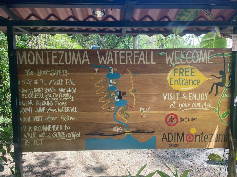Costa Rica -  - Montezuma Waterfall - da es die letzten Stunden durchgängig geregnet hat, wurden wir mit ausreichendem Wasserstand empfangen 💦 