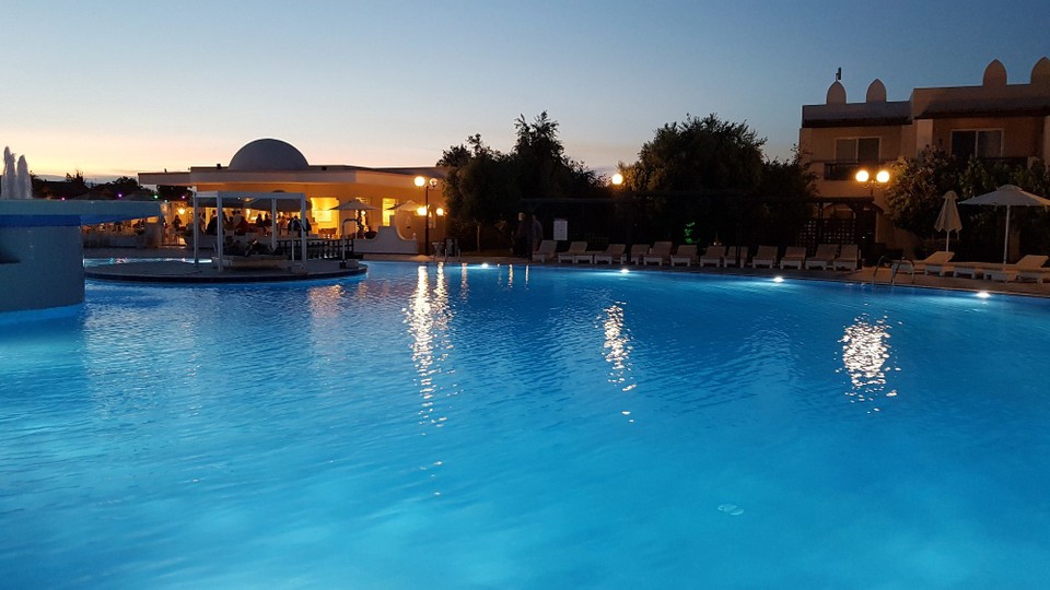 Griechenland - unbekannt - Dämmerung - die Bar am Pool. Mit AI gibt's alles, na ja, fast alles umsonst!