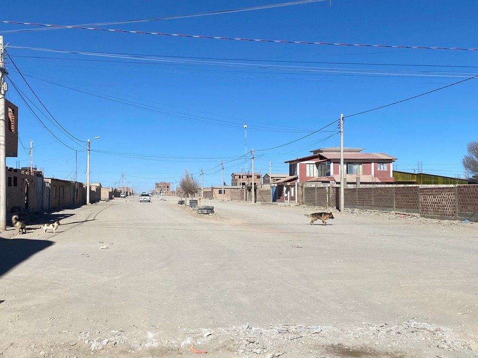 Bolivien -  - Wüstenstadt, alles sehr staubig