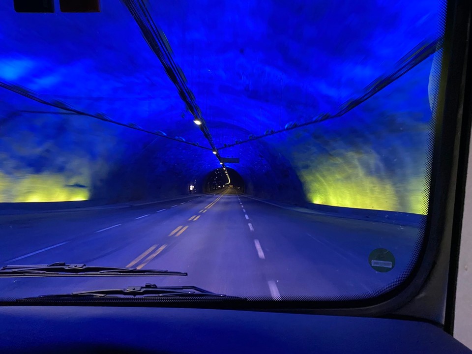 Norwegen - Steinklepp - Der letzte Tunnel mit 24 km kurz vor unserem Tagesziel der Stabkirche in Bordeau mit Lichthighlite und sogar LTE und Handyempfang im Tunnel! 