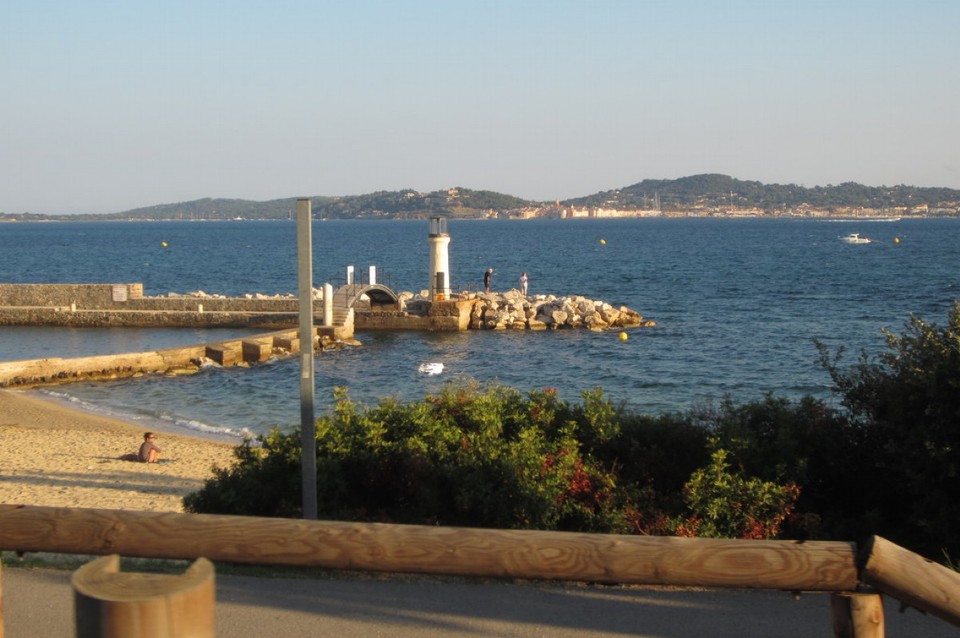 Frankreich - Saint-Raphaël - Küstenstraße Richtung St. Raphael,  im Hintergrund St. Tropez