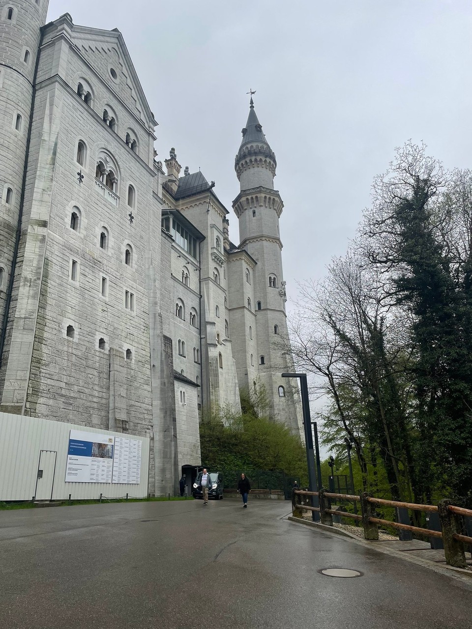 Deutschland - Schwangau - Wenn man schon in der Nähe ist - und mir ist ja nix zu blöd.😇
Sightseeing hat sich auf von außen beschränken müssen. Ich komme wieder.