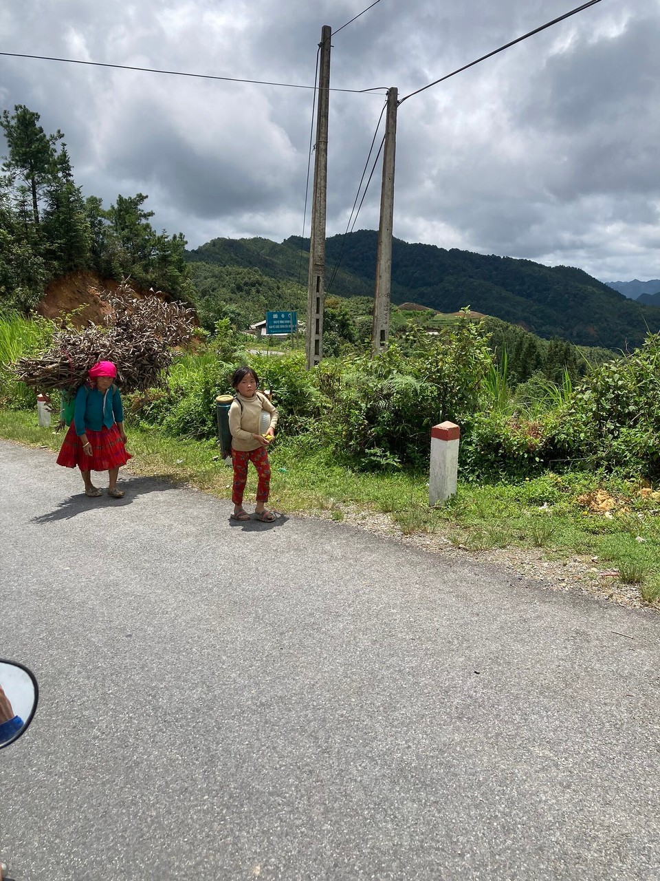 Vietnam - Dong Van - Viele dieser „Bergmenschen“ sehen aus wie Kinder, weil sie einfach so klein sind