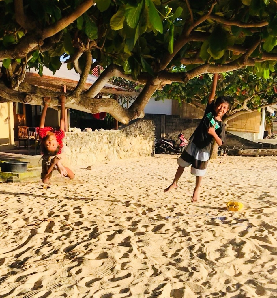 Indonesia - Gianyar - Our friendly bracelet sellers playing on the beach instead of selling!