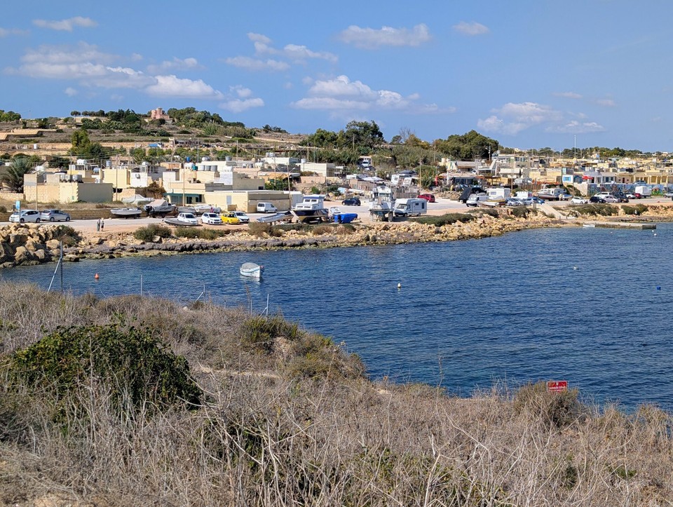 Malta - Marsaskala - In der Bucht bei San Tumas soll es das Munxar Windows geben. Schilder gibt es keine, daher folgen wir Google Maps und lassen uns überraschen. Auf dem Weg hierher hat uns Google Maps jedenfalls über schmale Feldwege geschickt.