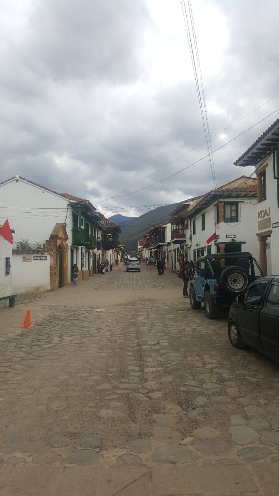 Kolumbien - Villa de Leyva - Bei der Ankunft in Villa de Leyva musste ich mir erstmal ein Hostel suchen. Man war ich froh, dass ich nur einen kleinen Rucksack dabei habe.  Auch ohne der Hostel World App war die Suche erfolgreich. Danach ging es rein in die Stadt. Berühmt wurde der Ort durch eine Zoro Telenovela.  Am Wochenende sollen die Gassen überfüllt sein von Gästen aus Bogotá.  