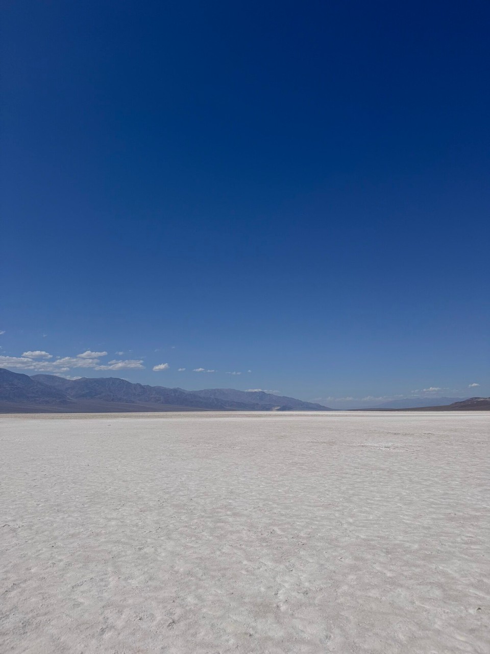 Vereinigte Staaten - Death Valley - Mier hend en Abstächer zum Bandwater Basin gmacht. Det lied de Meeresspiegel bi -85m. Das esch schono ihdrücklich gsi. De Bode esch voll Salz gsi.😅