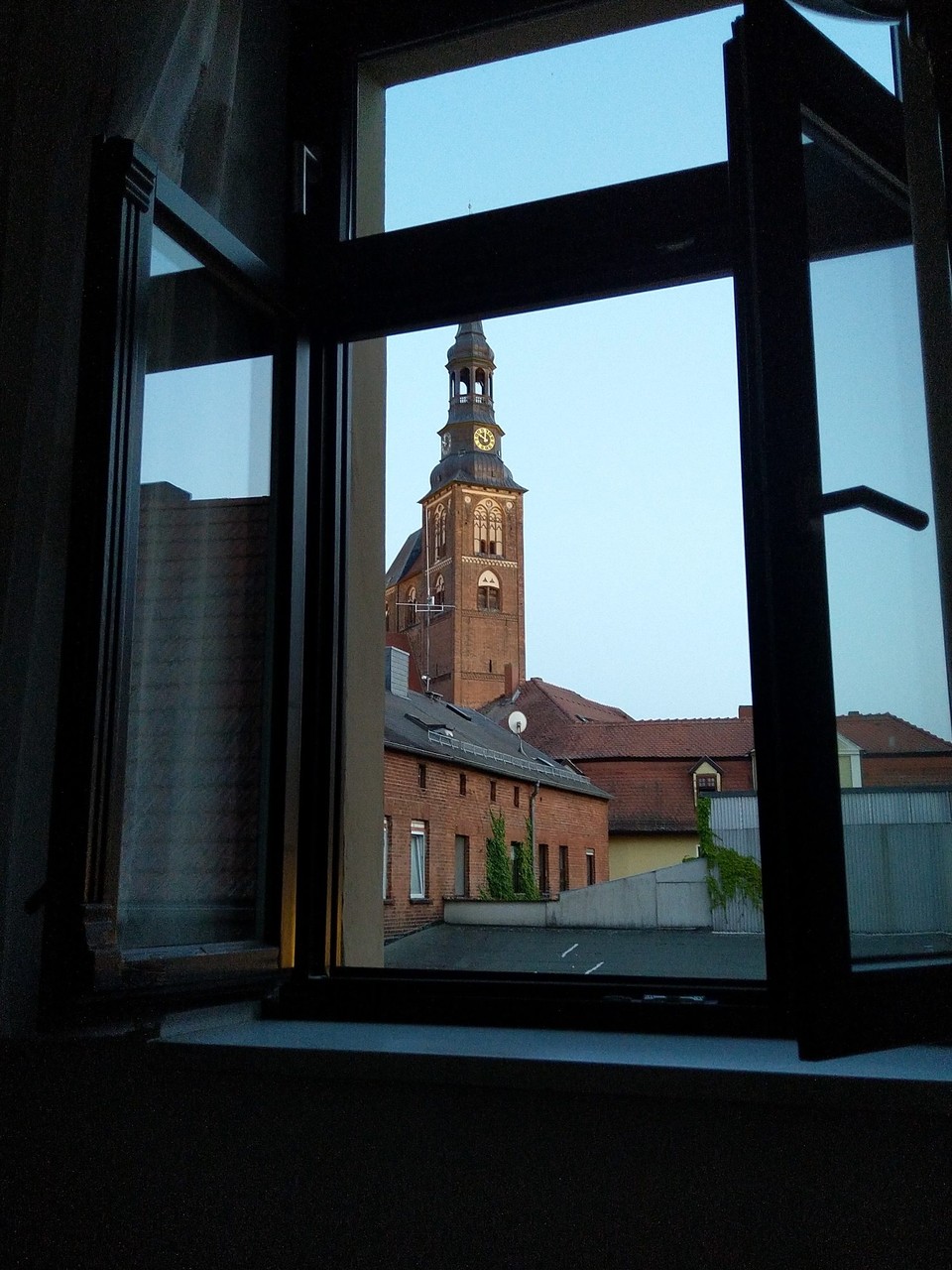 Deutschland - Tangermünde - Nach einem weiteren sehr schönen Tag schlafe ich nun mit diesem Blick ein. Danke, Stefan, für die Begleitung. Macht viel Spaß mit dir. Ich freue mich auf unsere Tour morgen bis Magdeburg. Wenn's so wolkig ist wie heute, machen uns auch wieder 31 Grad nichts aus.