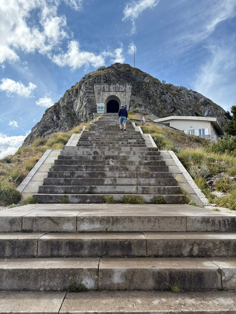 Montenegro - Cetinje - Hoch zum Mausoleum 