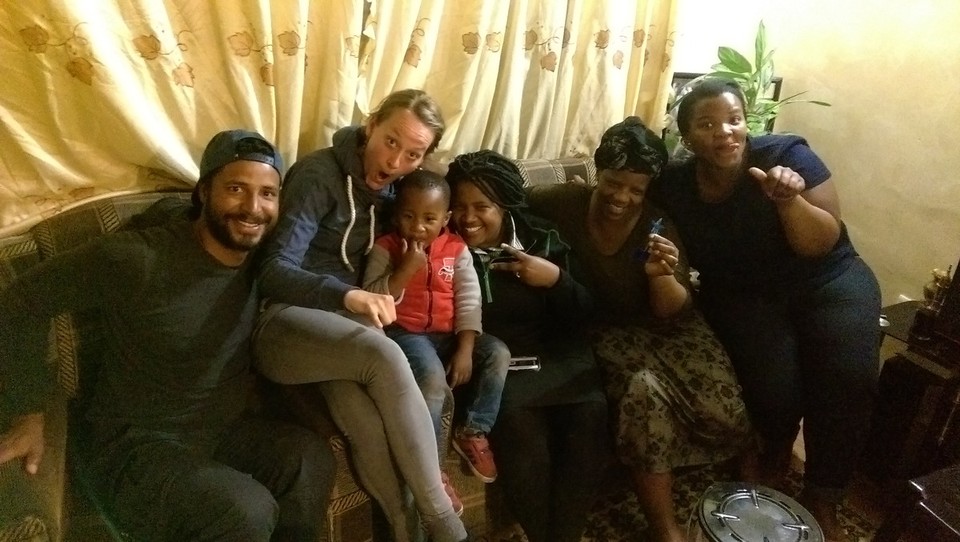 Südafrika - Cape Town - Am Abend haben wir eine Township Tour gemacht. Wir hatten unseren Reiseführer für uns ganz alleine. Die Tour begann um 19 Uhr und endete circa um 23 Uhr. Es war super krass die ganzen Geschichten und Eindrücke mitzuerleben. Wir erlebten ein Bier tasting und durften gemeinsam mit einer Familie zusammen Abendessen. 
