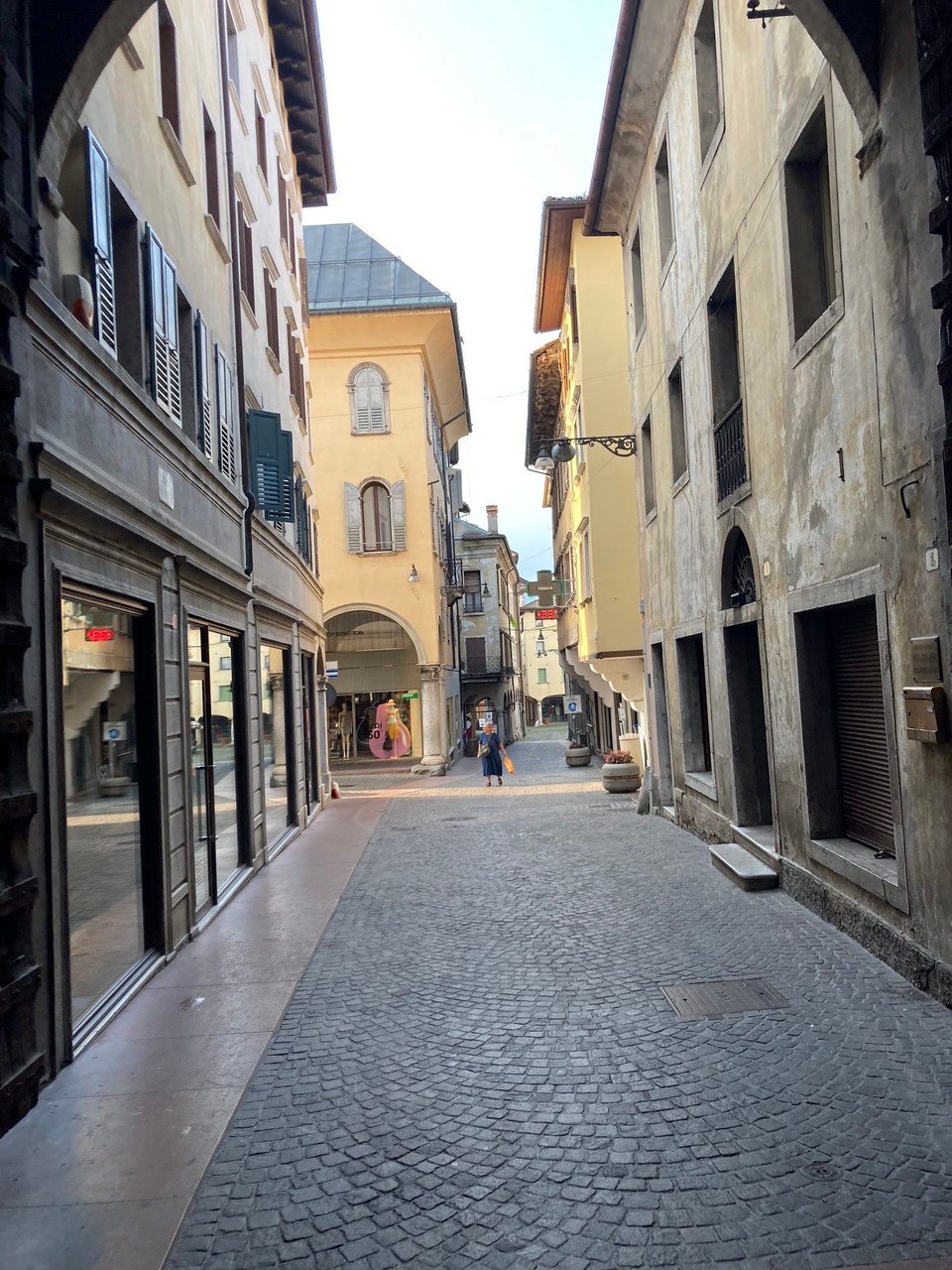 Ort bestimmen … -  - Durch Belluno am Morgen 