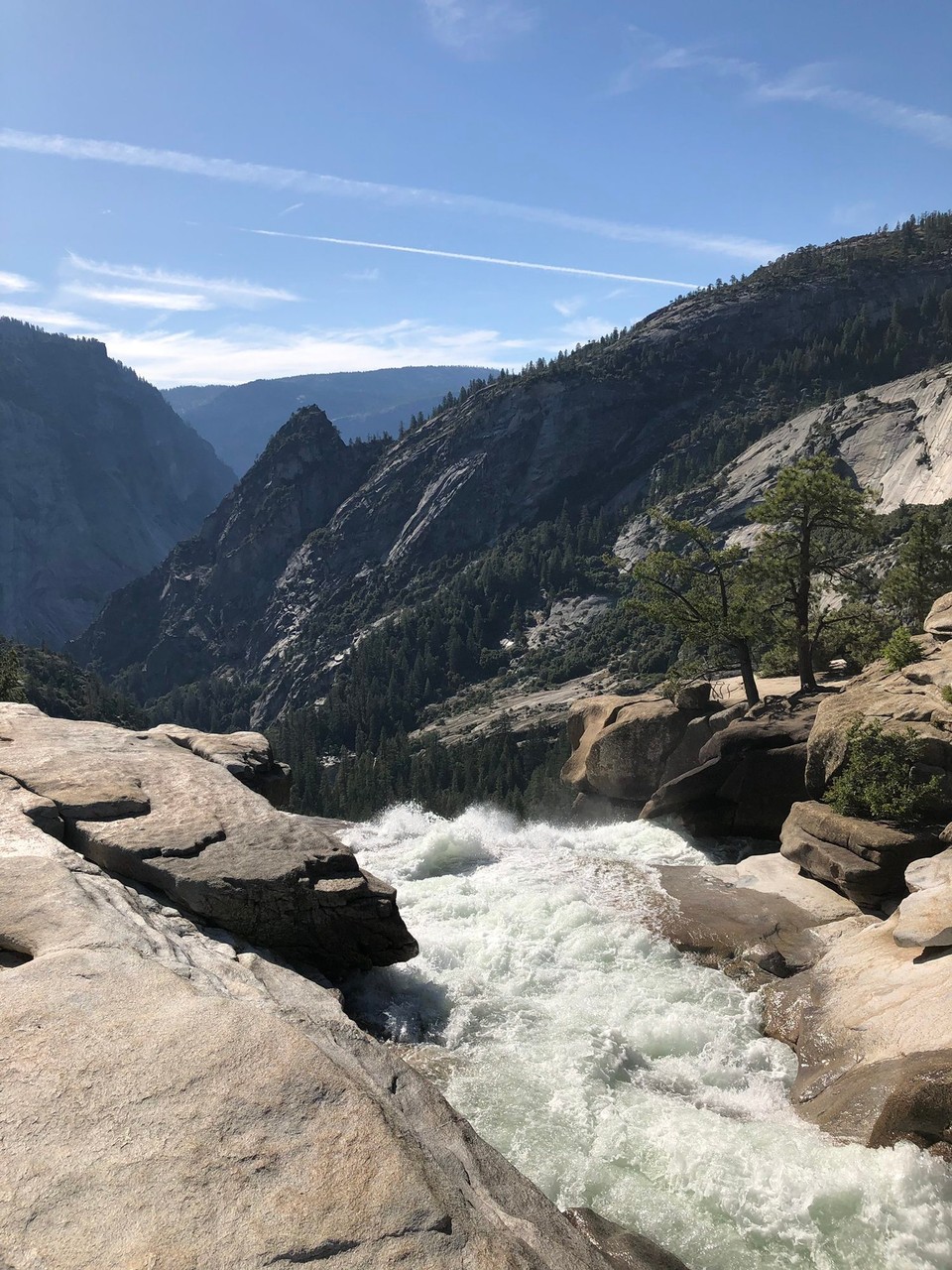 Vereinigte Staaten - Yosemite National Park - Blick flussabwärts, wie das Wasser über die Kante fließt 