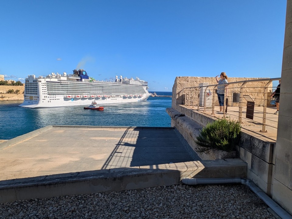 Malta - Valletta - Im Hafen von Valletta fahren immer wieder Kreuzfahrtschiffen ein und aus.